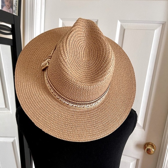 NWT Marcus Adler NWT hat for women 
Width: 6 1/2" (17 cm)
Leght:7 1/2"(19 cm) - Picture 14 of 15
